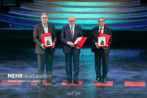 3 برگزیده ششمین دوره جایزه مصطفی (ص) در تالار وحدت مورد تقدیر قرار گرفتند 3 برگزیده ششمین دوره جایزه مصطفی (ص) در تالار وحدت مورد تقدیر قرار گرفتند