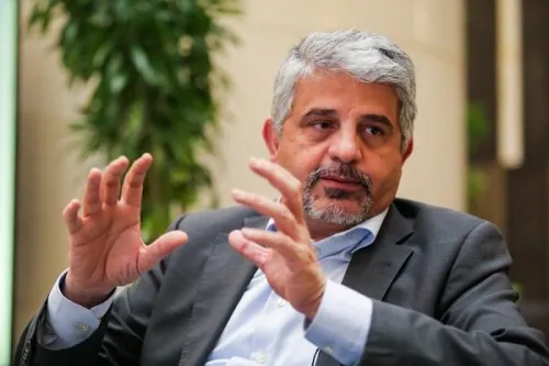 از خانه کوچک توحید تا عرشه جهانی ارتباطات روایت زندگی مخترع کد رپتور