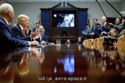 گاف ترامپ هنگام تبریك به فضانوردان اولین پیاده روی زنانه